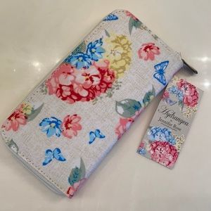 NWT Jennifer Rose Hydrangea Wallet